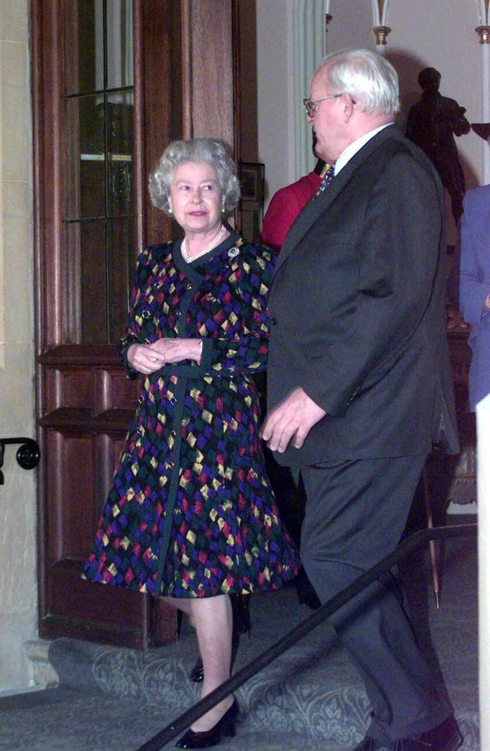 英国王室[超话]  1998年12月4日，结束为期4️⃣天的英国之行之后，德国总