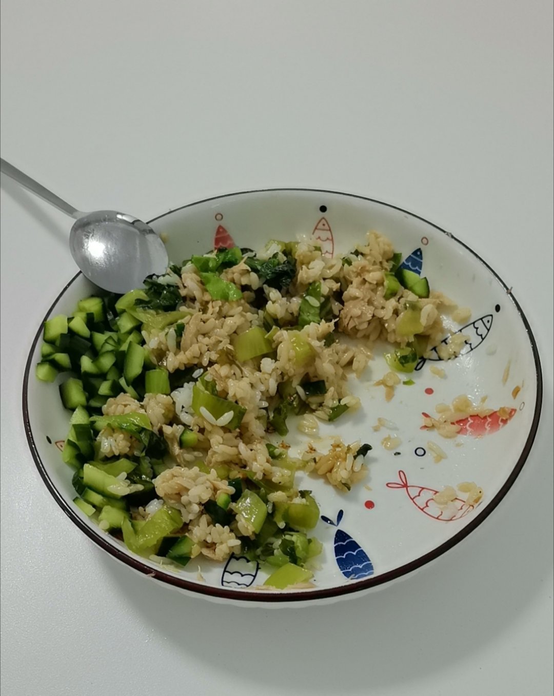 像猫饭一样的人饭：生菜黄瓜金枪鱼罐头拌饭，加一点醋酱油糖芝麻，美味 