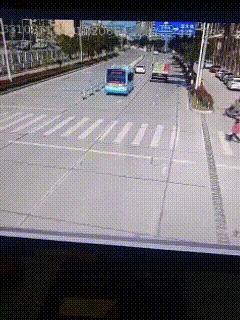 超跑被人撞飞也就算了，咋还把人家衣服给扒了？
这波怎么说？横的碰上不要命的了。事
