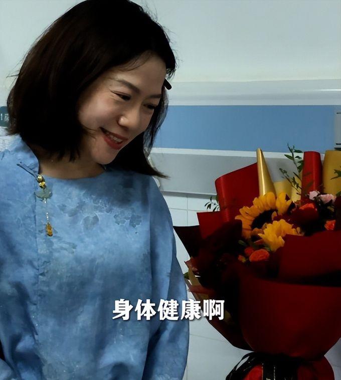 翁帆真有钱！现身喀什穿新中式衣服，轻松捐出60万，面相变化很大 
