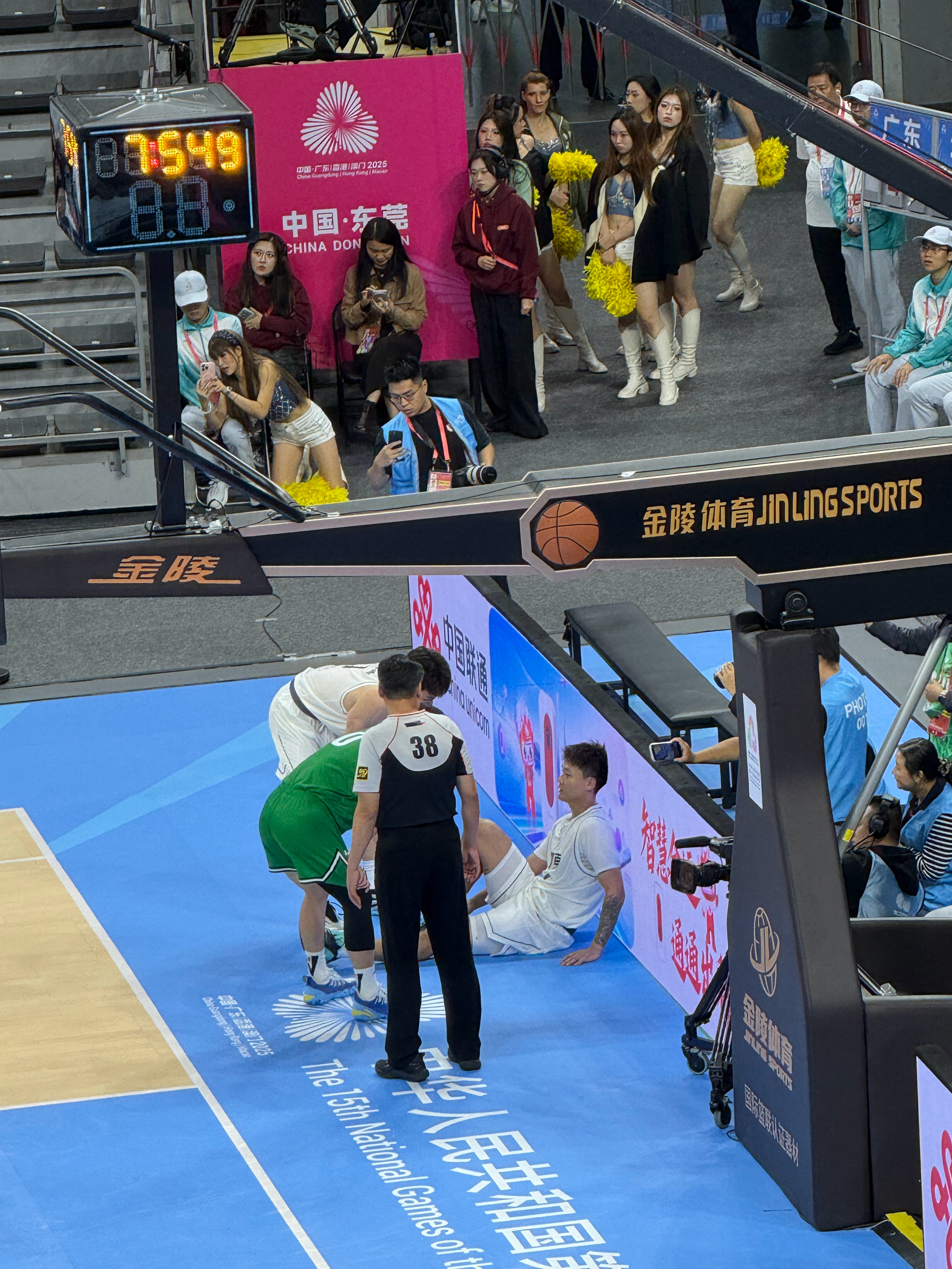 辽粤大战强度太大了 赵睿崴了一下，坐了会儿自己站起来了，跺了跺脚，自己走回了替补