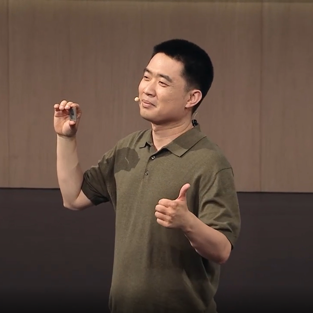 李想：给我拍张照片吧， 不然网上都是我举桌子的照片理想汽车霸天资讯