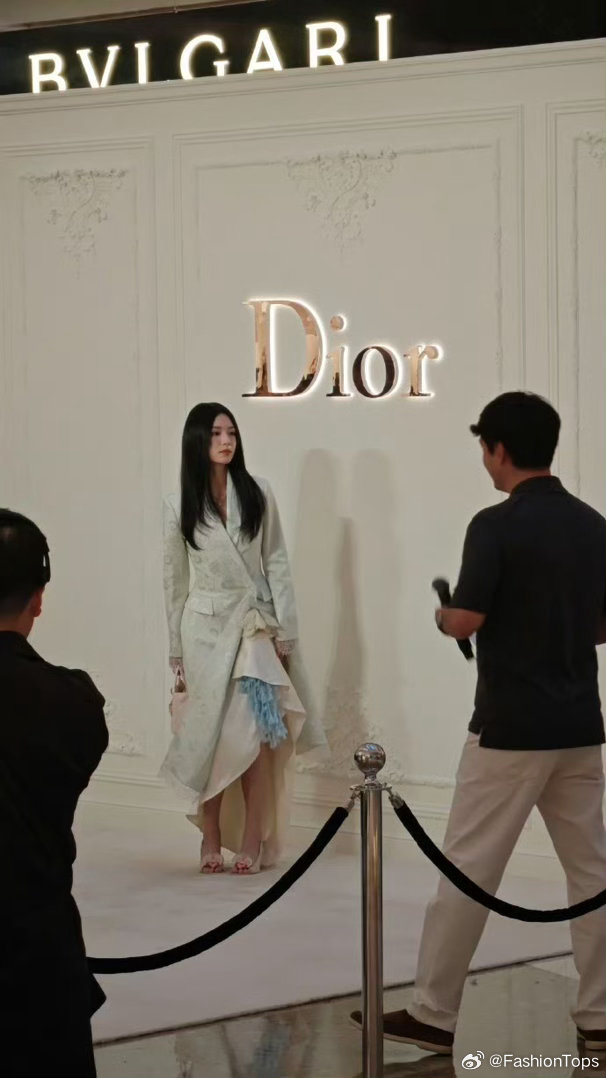 周也DIOR线下活动原相机周也贴头皮也超级美贴头皮把五官优势全部释放，线下无修原