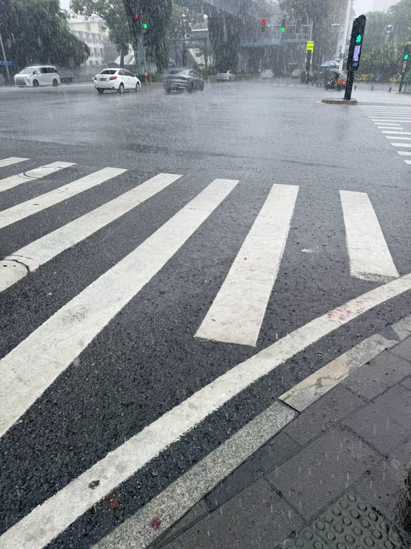 突如其来的暴雨，阳伞变雨伞，裤子袜子鞋子全湿透了