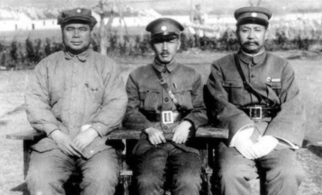 1956年，逃到美国后的马鸿逵在私人公寓内，挺着腐败的大肚子，享受着小姨太给他做