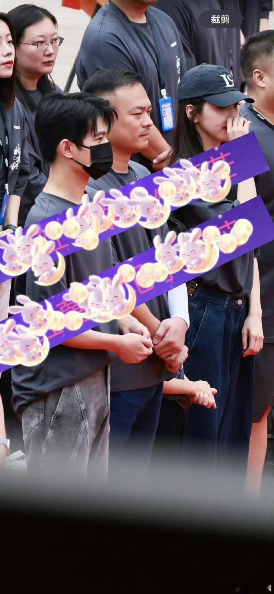 #杨洋章若楠雨霖铃开机照##杨洋雨霖铃开机路透#杨洋雨霖铃开机路透，哇开机大吉啊