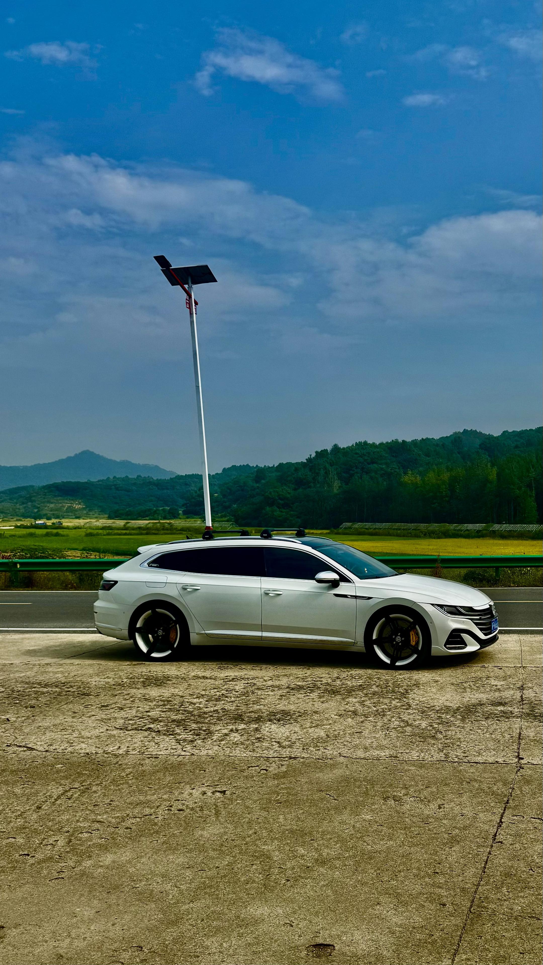 大众CC旅行版。那个在楼下等你吃完饭 下来一起玩的朋友呢