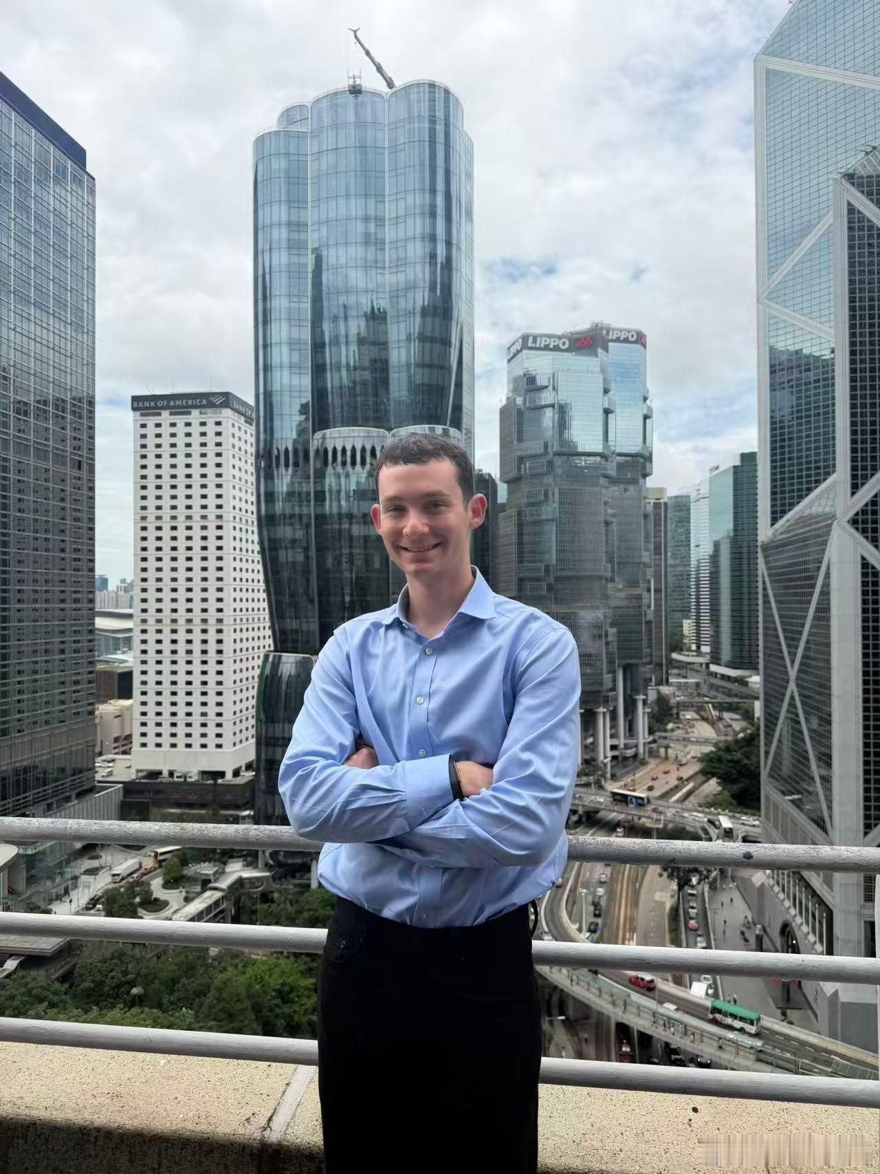 中午让二姐带着大姐的同学去中国会吃饭。图3感觉他是体制内的 