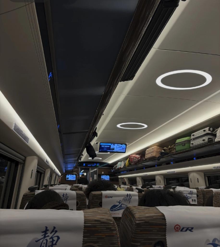 建议高铁的静音车厢改成收费制，其实不用多收，每票加个五块十块就够了。现在的静音车