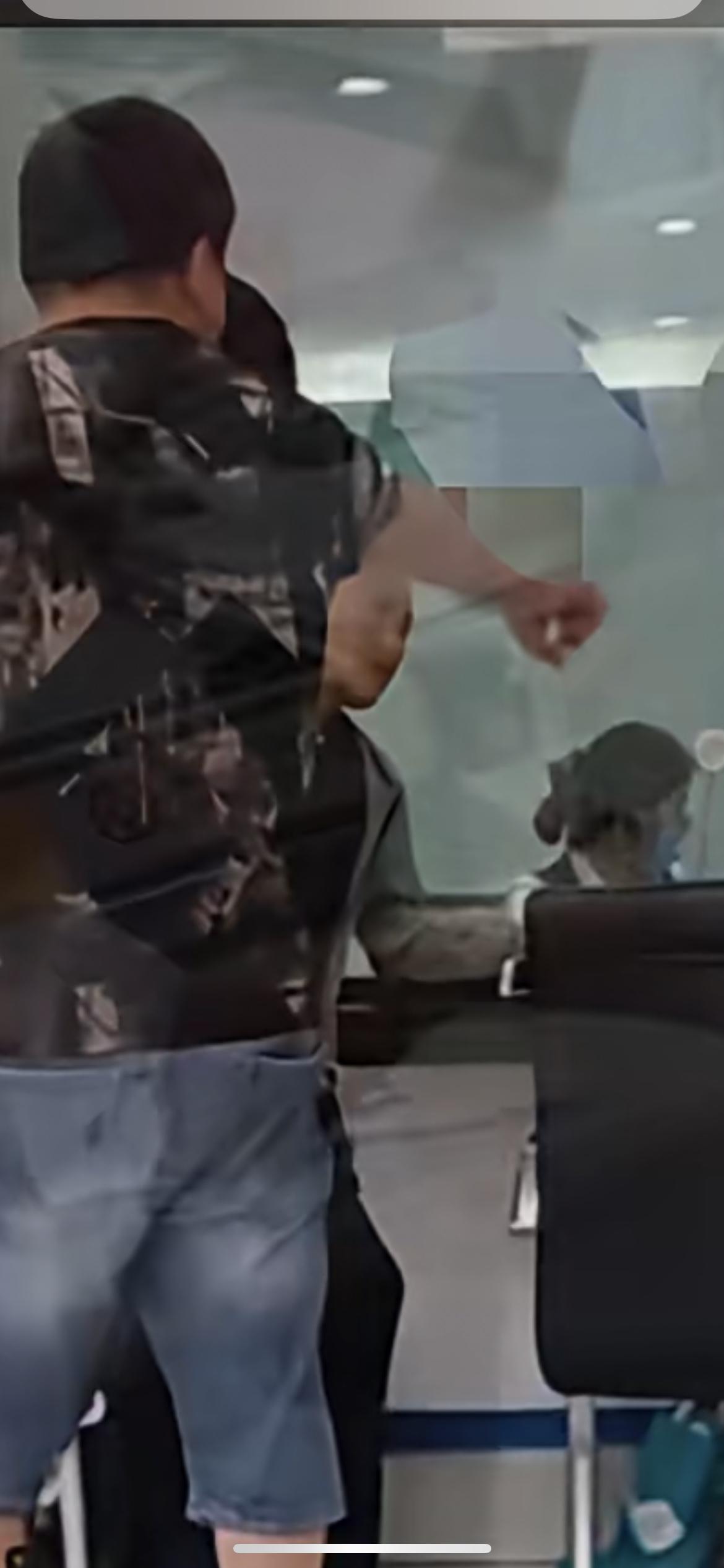 儿子在银行让70多老母亲取钱还账老奶奶不愿意，又哭又闹，老太太银行卡里16w，和