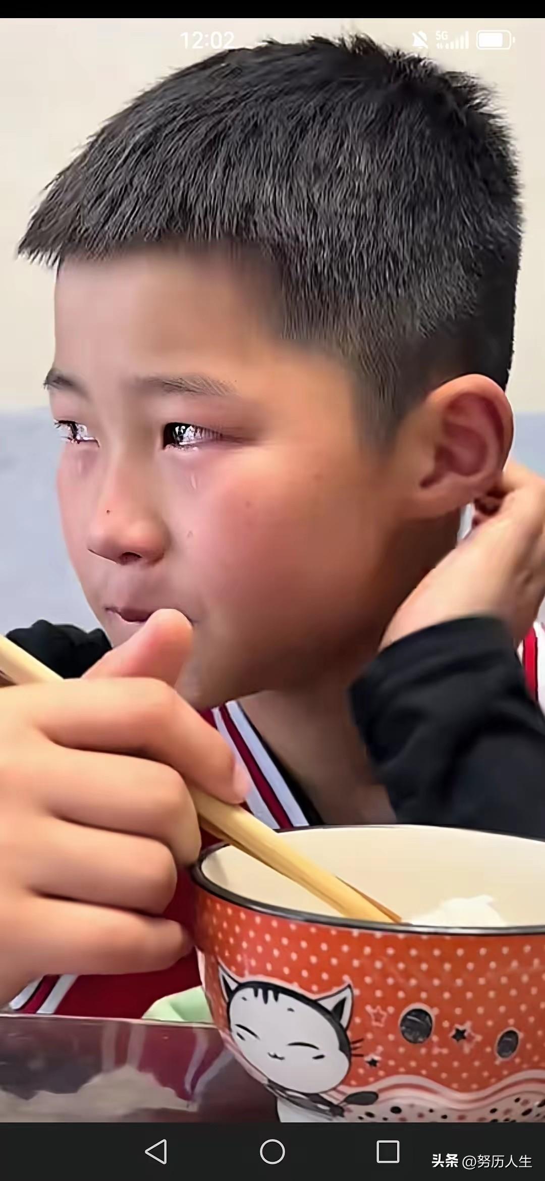 泪崩！实在绷不住了。单亲妈妈给儿子10块钱，让他坐车回家，儿子没坐车，步行一个多