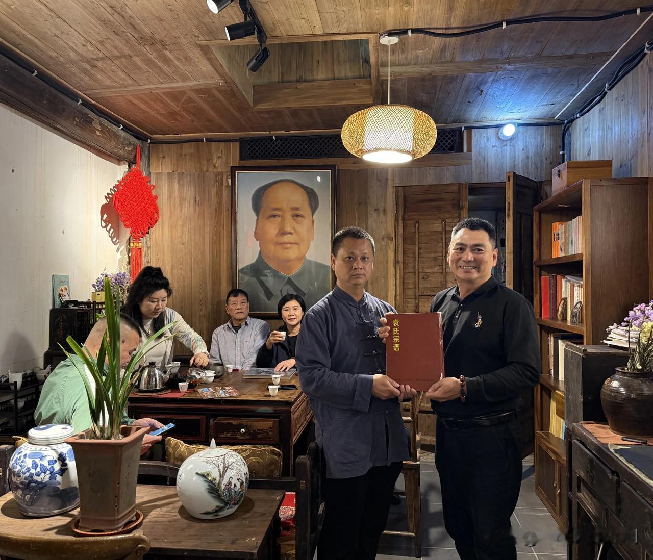 推开古宅大门，灯光照亮往昔辉煌。漫步茶行之间，武夷岩茶香气扑鼻，袁秀华家的乾盛源