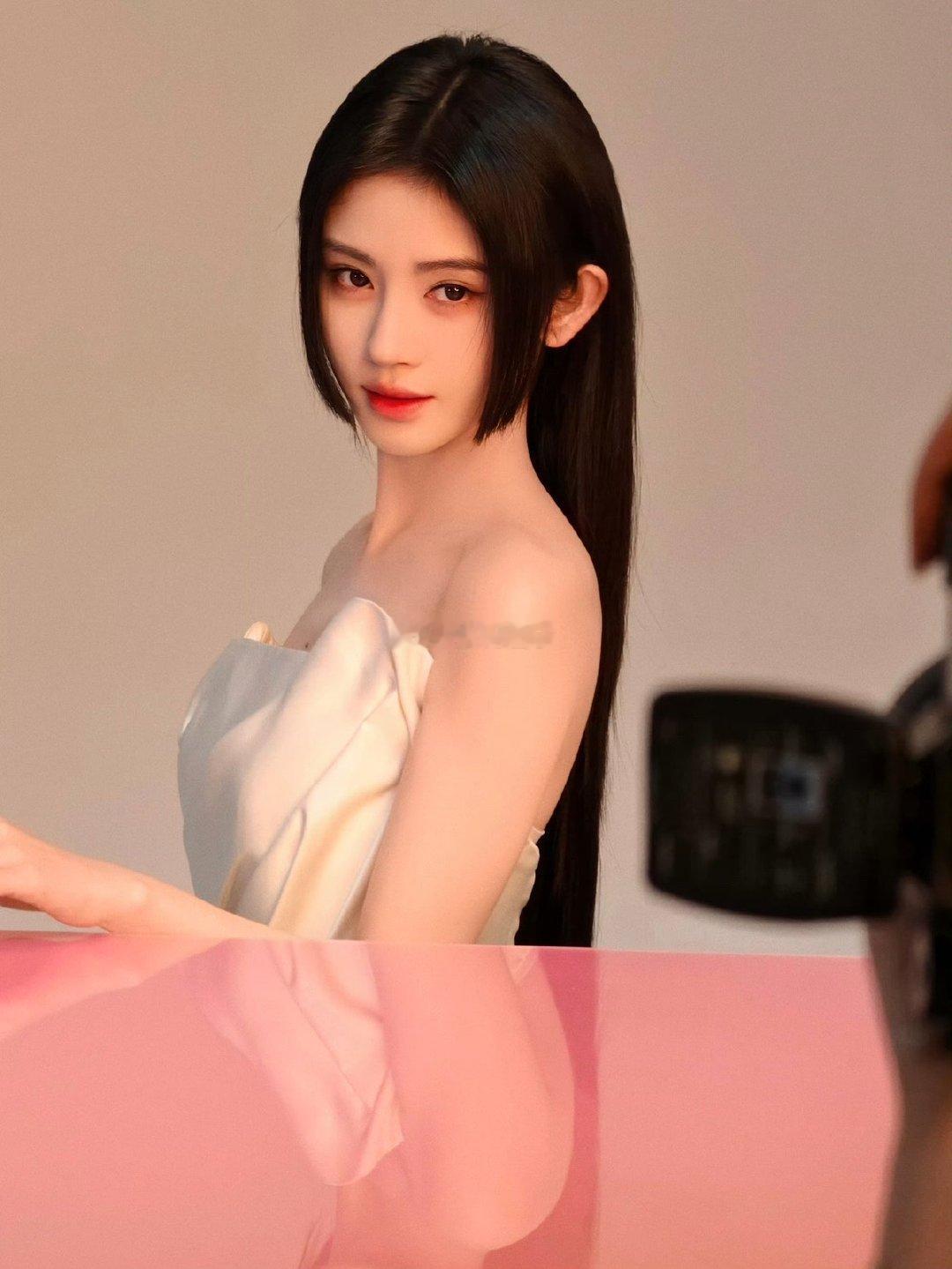 鞠婧祎白抹胸裙鞠婧祎白抹胸长裙 鞠婧祎白抹胸裙也太美了