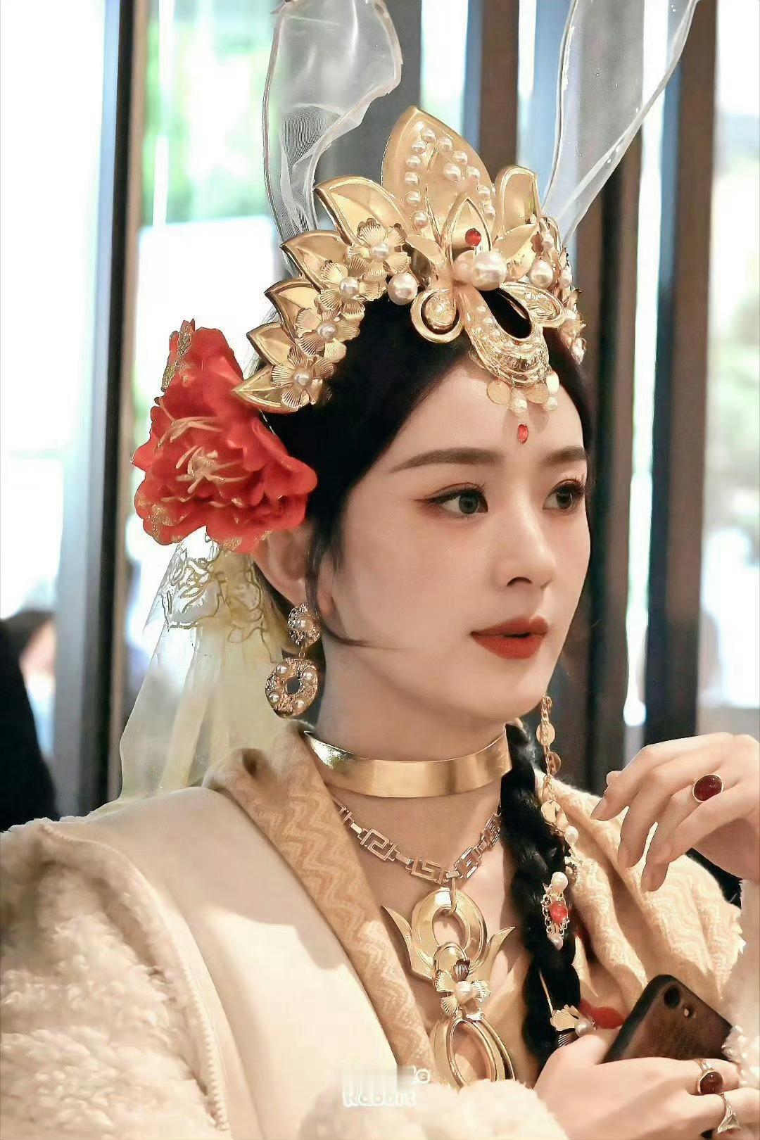 赵丽颖[超话]赵丽颖身体不适后首现身赵丽颖 电影虎狼之路 zly赵丽颖郝秀萍 z
