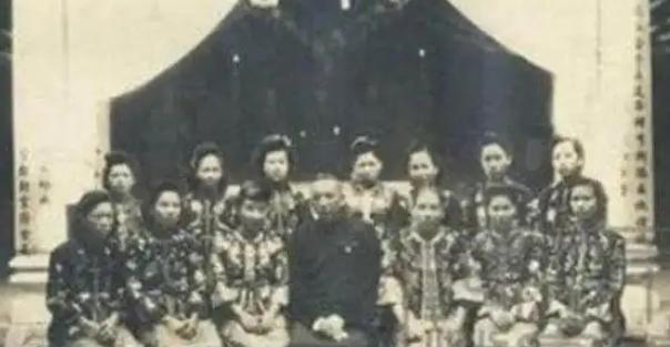 1974年，90岁的杨森迎娶张灵凤。谁料，洞房之夜张灵凤竟哭着问他说："你一生娶