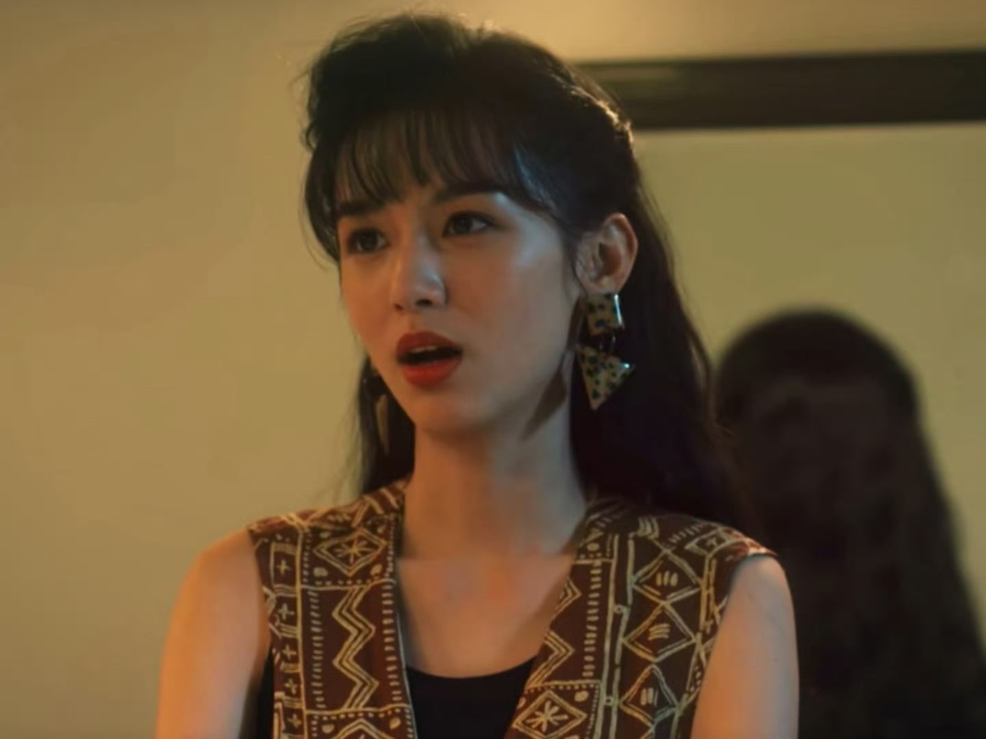 周也1983一集换了9套造型，完全就是从画报里走出来的