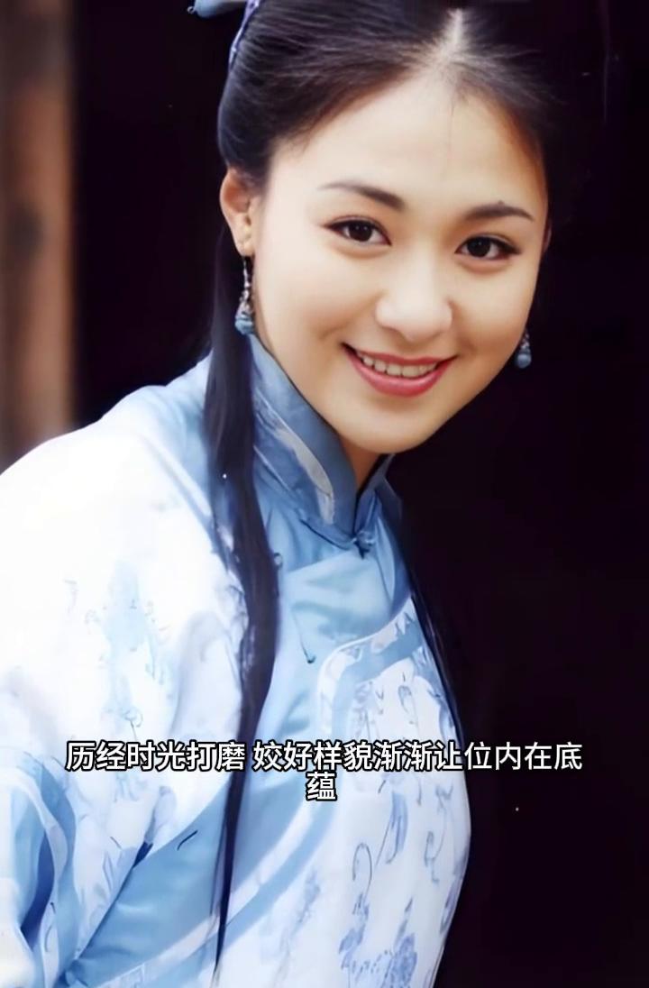 凭赛西施一炮走红的沈傲君年轻时颜值堪称一绝，历经时光打磨姣好样貌渐渐让位内在底蕴