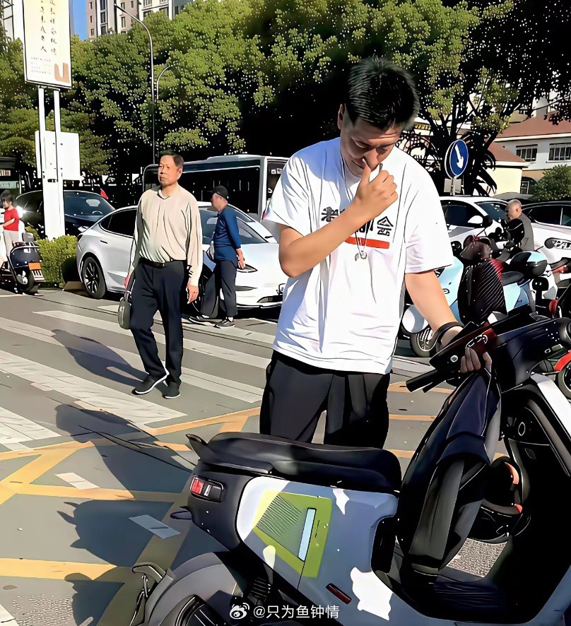 张雪峰身价过亿，天天骑个破电驴。一堆人分析，说他节俭，说他不忘本，说他低调。我说