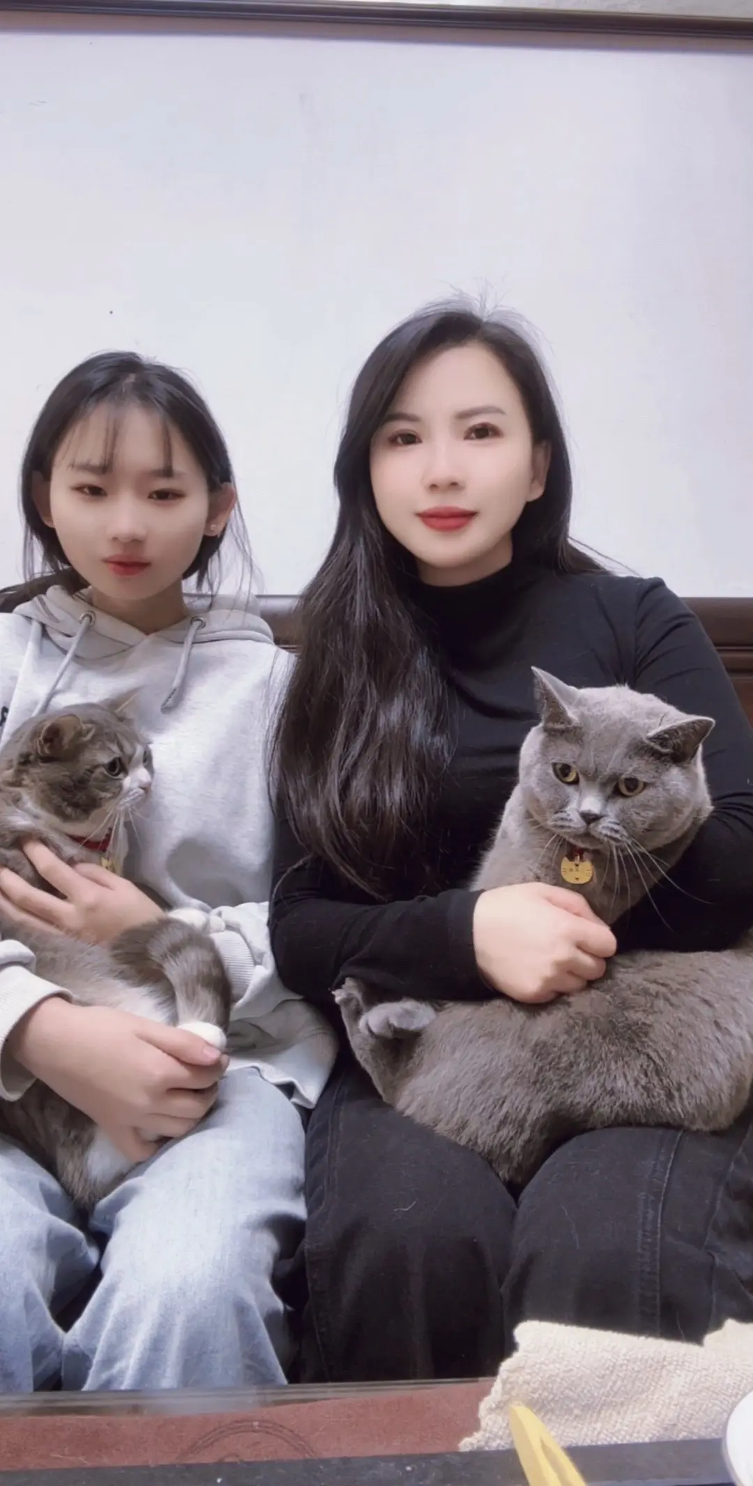 除夕快乐呀，今天携带我的三个女儿给大家拜年啦😘 祝我们年复一年，年赴...