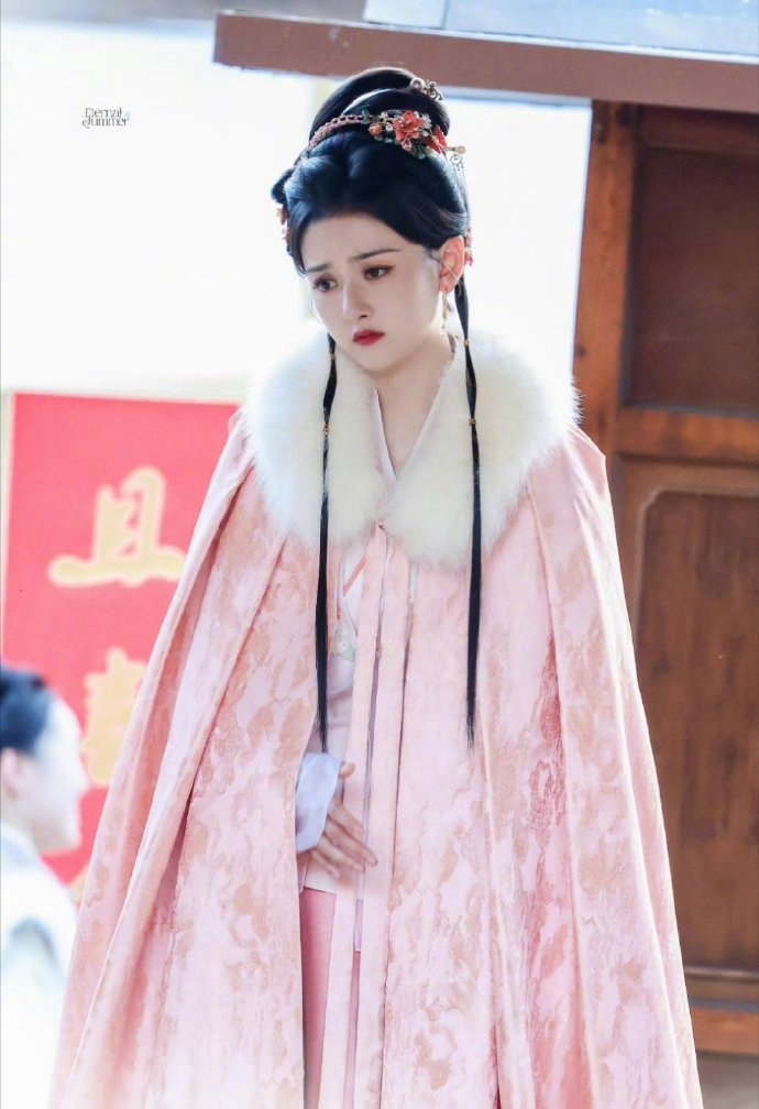 宋祖儿主演的《表妹万福》最新妆造，好看吗？ ​​​
