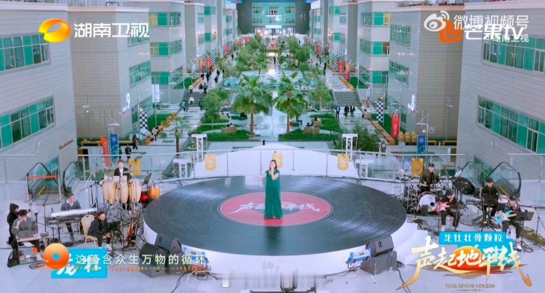 湖南卫视摇来在联合国演出过的歌手声起地平线绝了！湖南卫视摇来联合国级歌手努兰，《