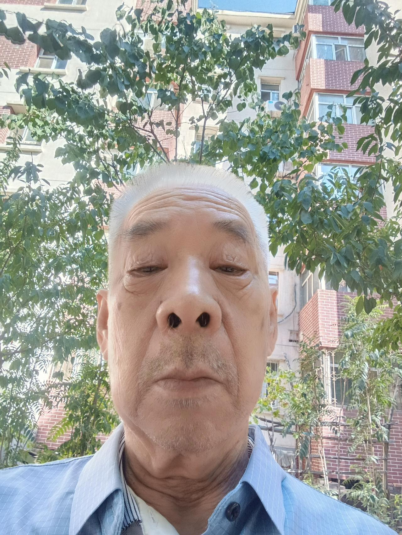 我是不是你心里信得过的那个老朋友？完全由你自己决定，你问我？我没变。但你不能因为