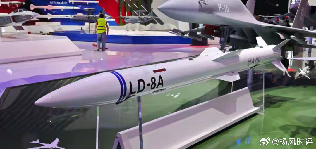 歼-16D携载LD-8A，开启反辐射作战新篇！近日，歼-16D电子战机挂载LD-