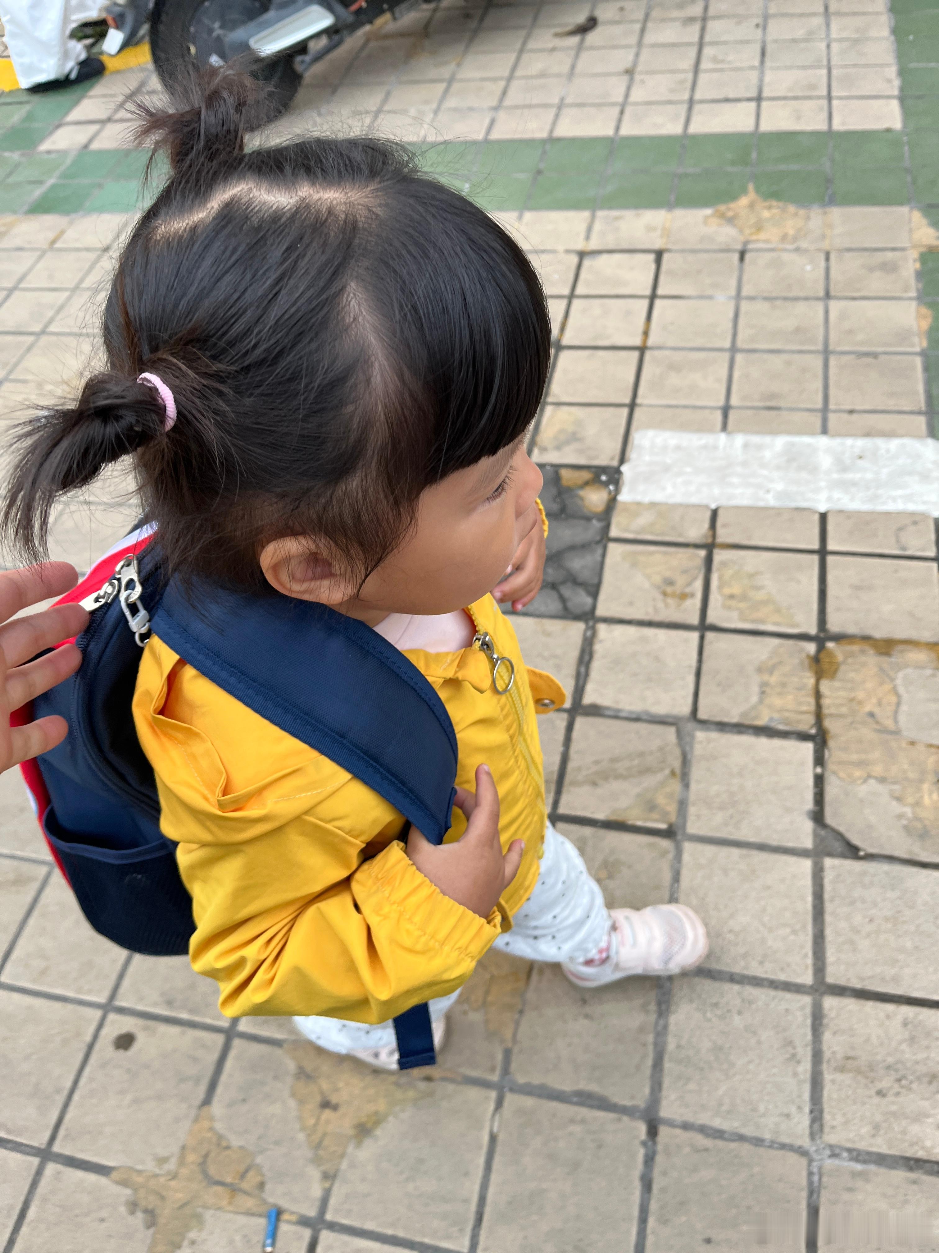 上学了，今天叫我扎这个头发，说要像老师扎的那样。还要扎3个，我说我不会，你去学校