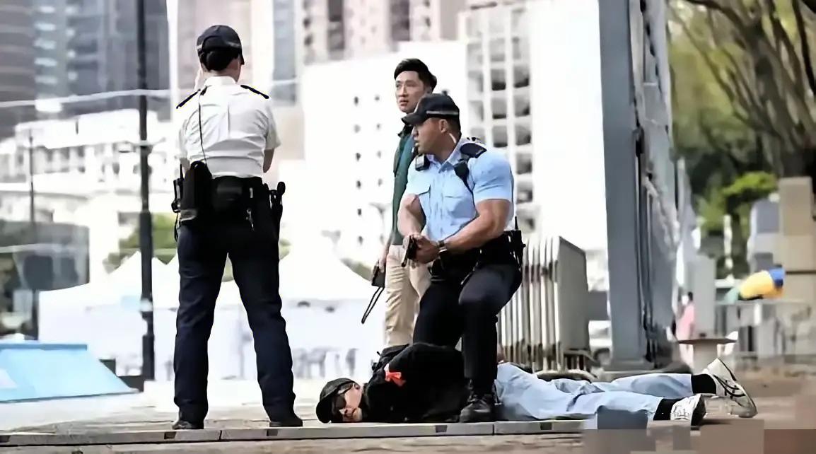 绝不姑息！维港突发惊险一幕，外籍男子掐点窥探军舰，被港警当场拿下
 
今天上午香