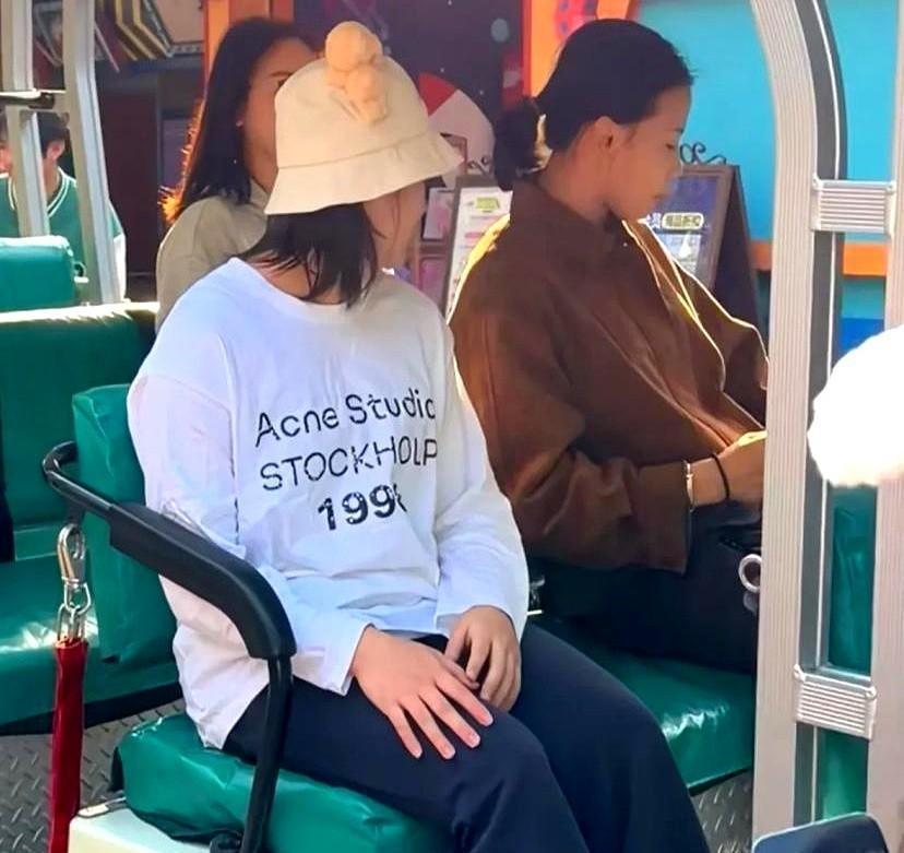 过山车一个弯，她睁开眼。
不是害怕，是好奇。
全红婵，18岁，像没长大的孩子。