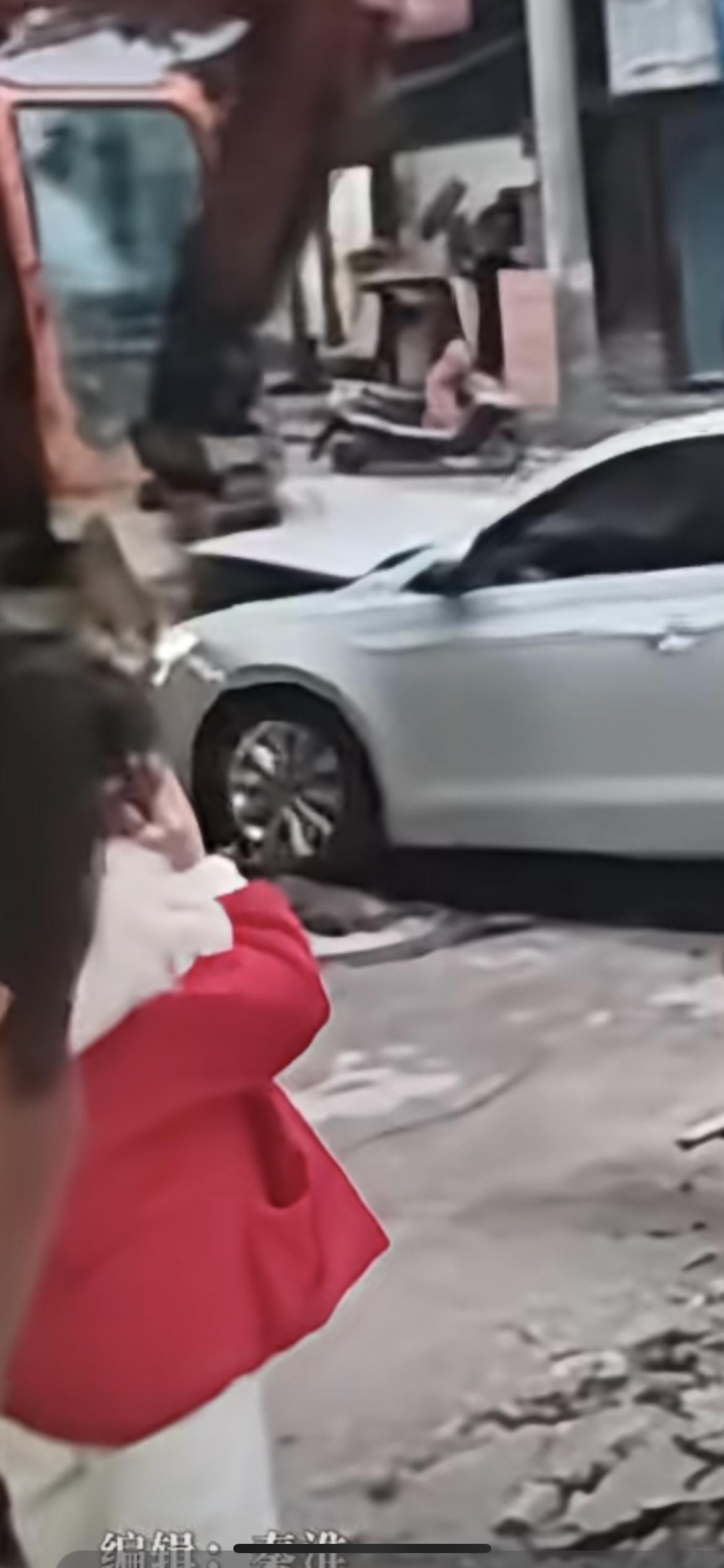 白色小车反复撞挖机，引擎盖翘起仍不停止。11月24日，一位目击者诉说：此事于前段
