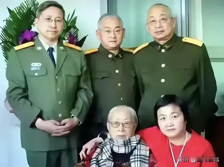 陈赓大将的夫人傅涯90大寿时与全家人留下了这张合影。
照片中可以看到，傅涯虽然已