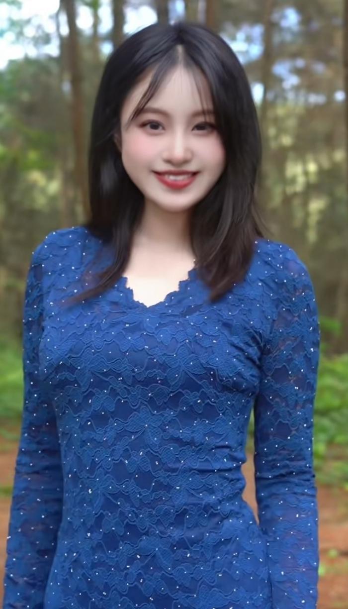 森林里的蓝色精灵，笑容甜美，自然清新！🌳💙😊在这片神秘森林中，这位仿若蓝色