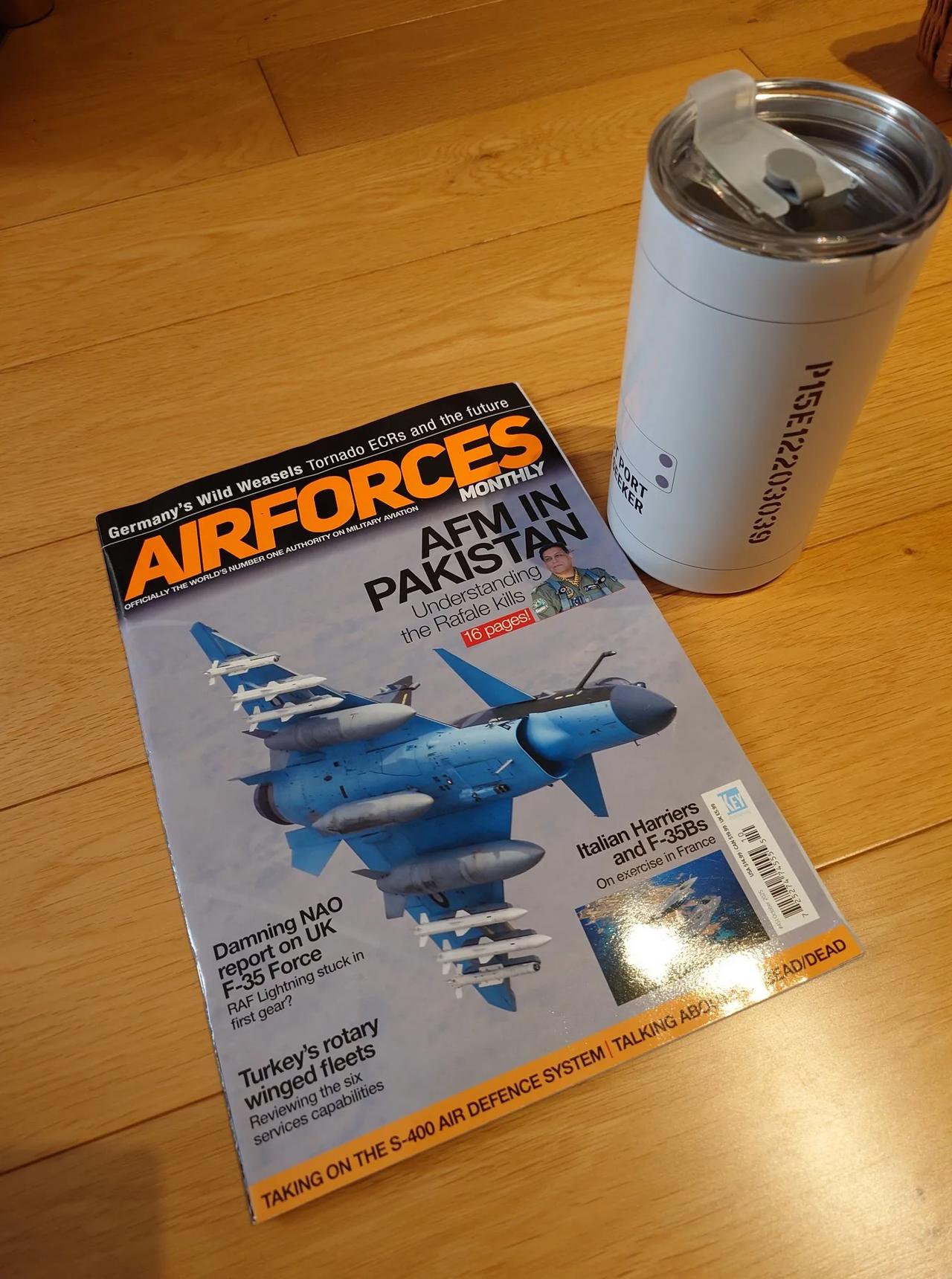 等了一个半月，终于拿到这本10月的Airforces杂志的纸版了。

马上拿来和