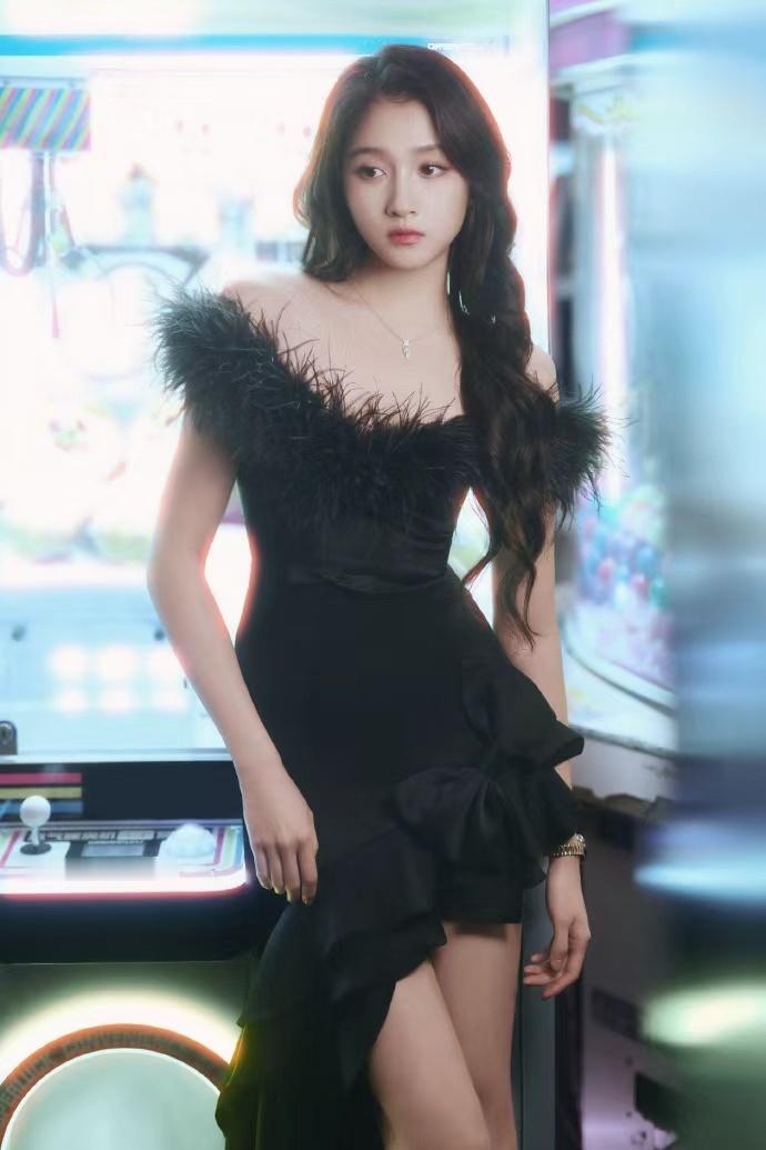 关晓彤羽毛V领黑裙 关晓彤羽毛V领黑裙，关晓彤浙江卫视跨年晚会造型出图，羽毛黑裙