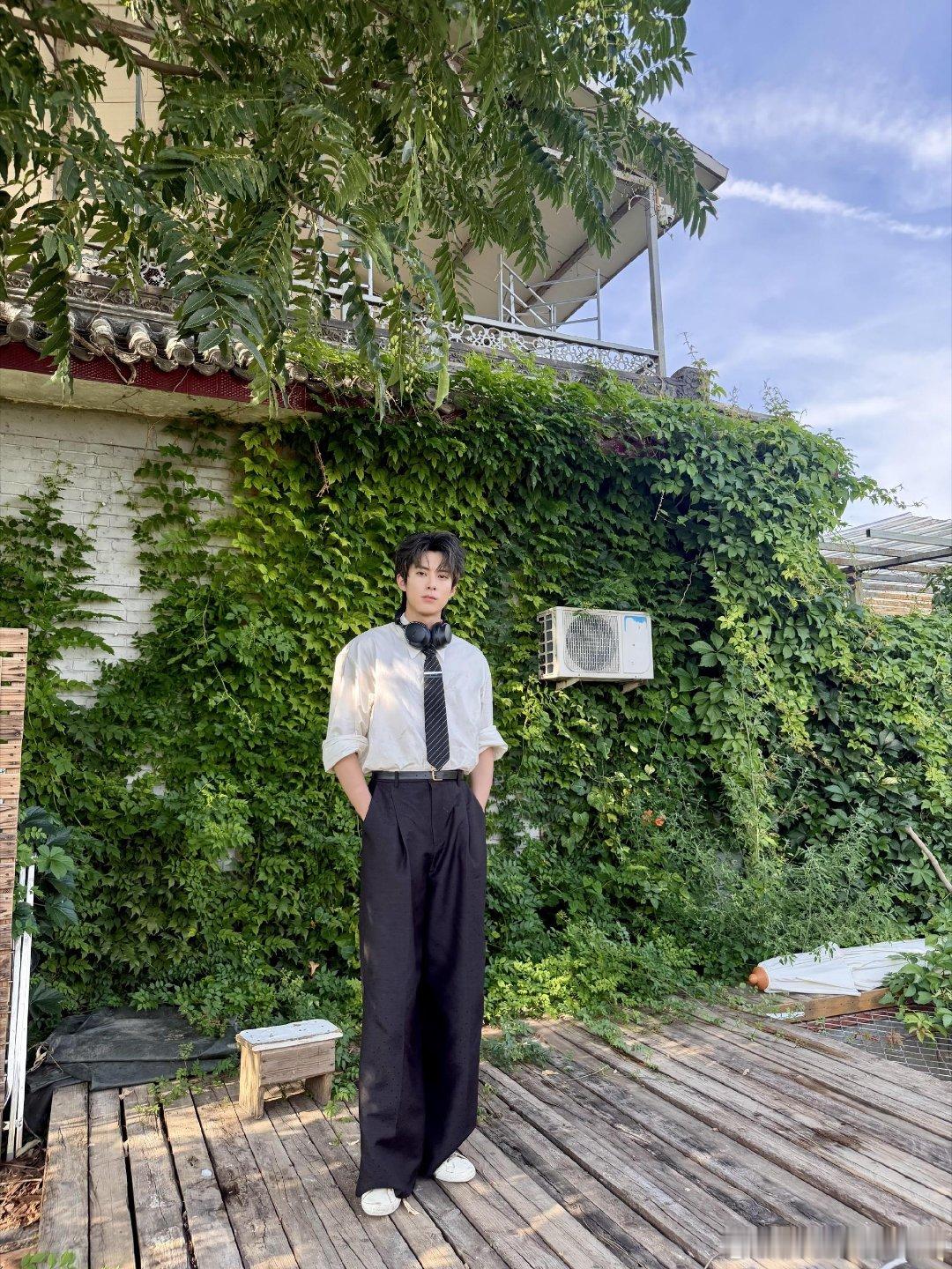 王鹤棣[超话] 前行路上既要仰望星空心怀理想，也要脚踏实地做好当下，虚实结合方能