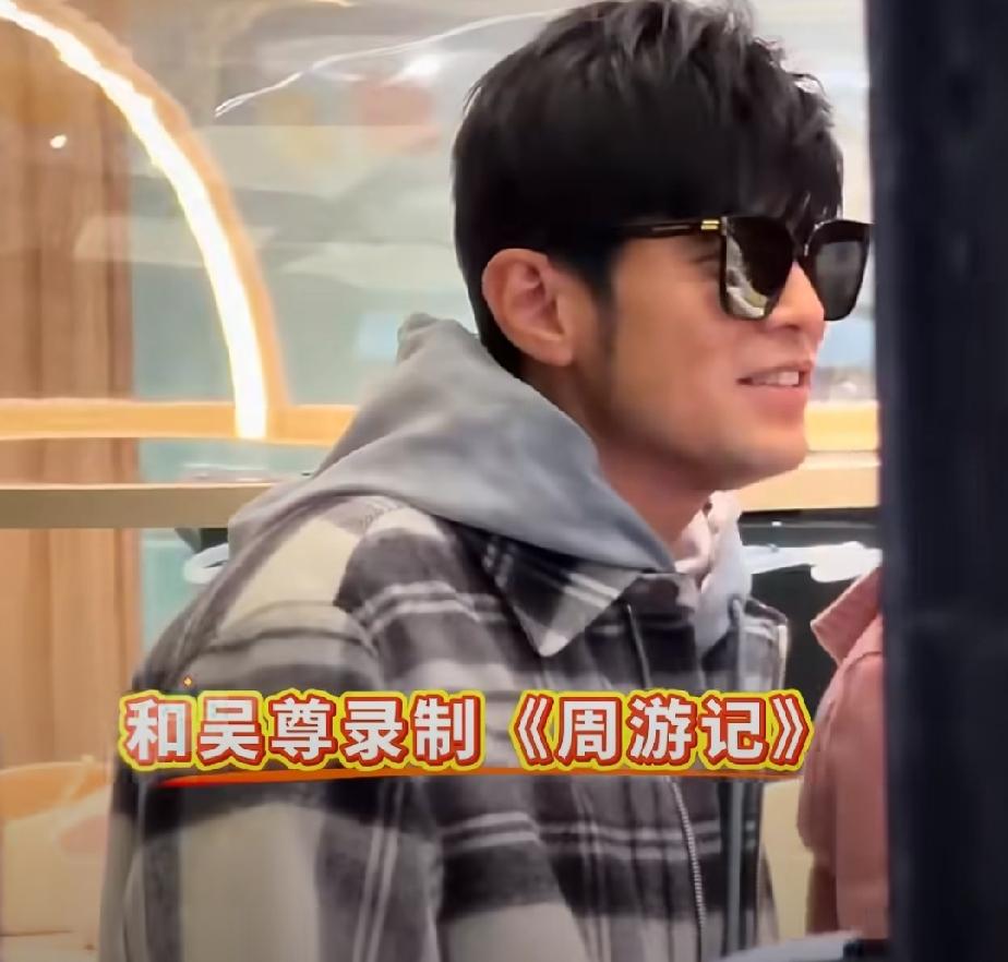 墨尔本一网友下楼拿个外卖居然偶遇了周杰伦，当时他和吴尊一起在录节目，两人有说有笑