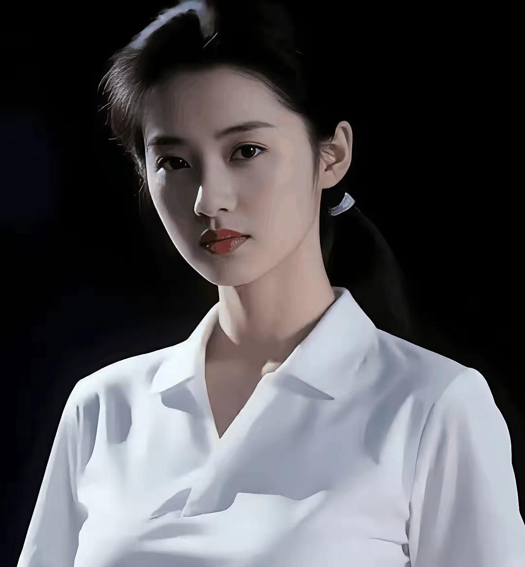 央视曾经最美的女主持，五官特别大气，一头乌黑的秀发简直美若天仙，就算是董卿和张蕾