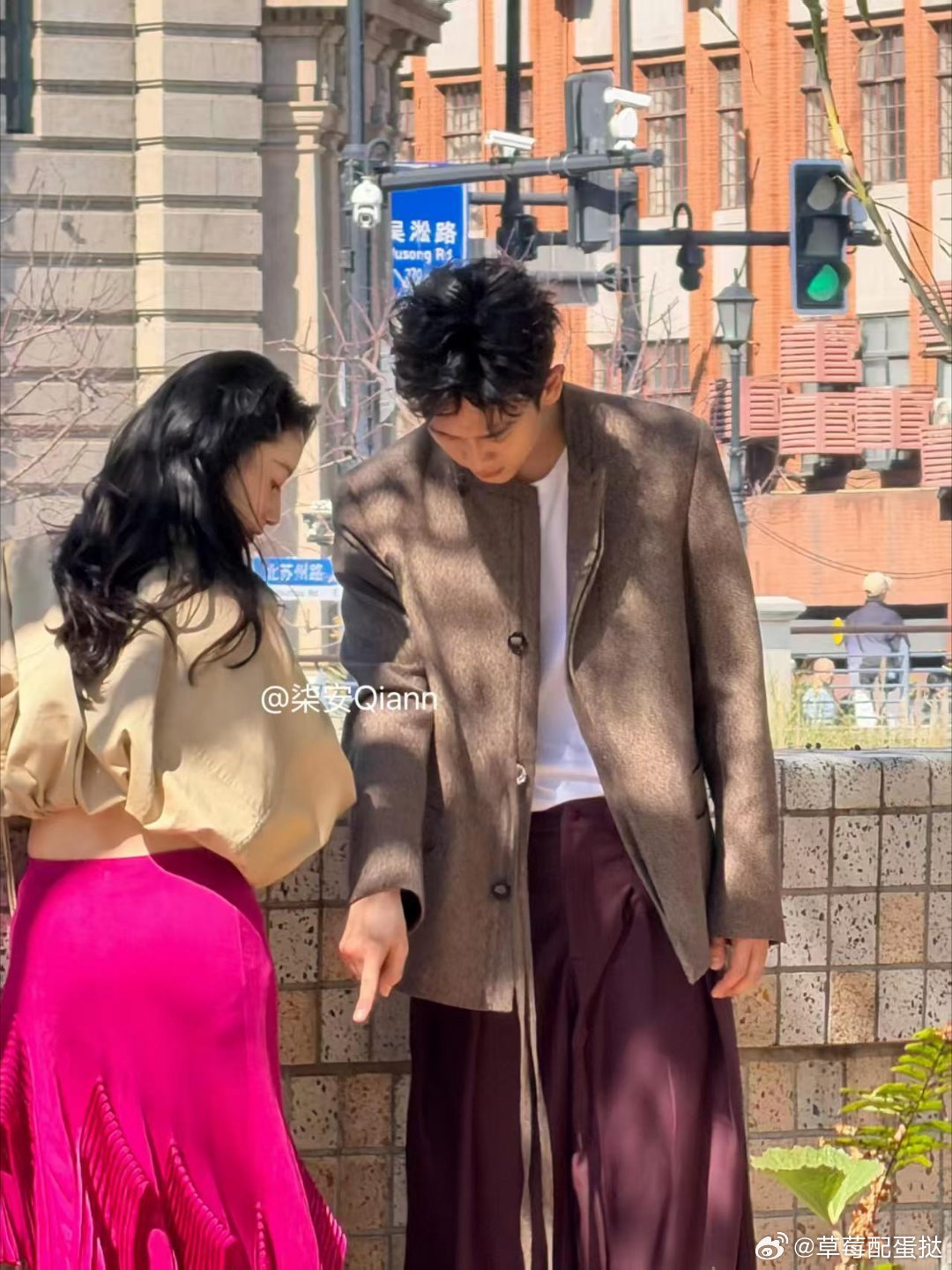 王天辰郭晓婷可曾做过什么同桌提问：可曾做过同桌？答案：一眼万年的氛围感！王天辰郭