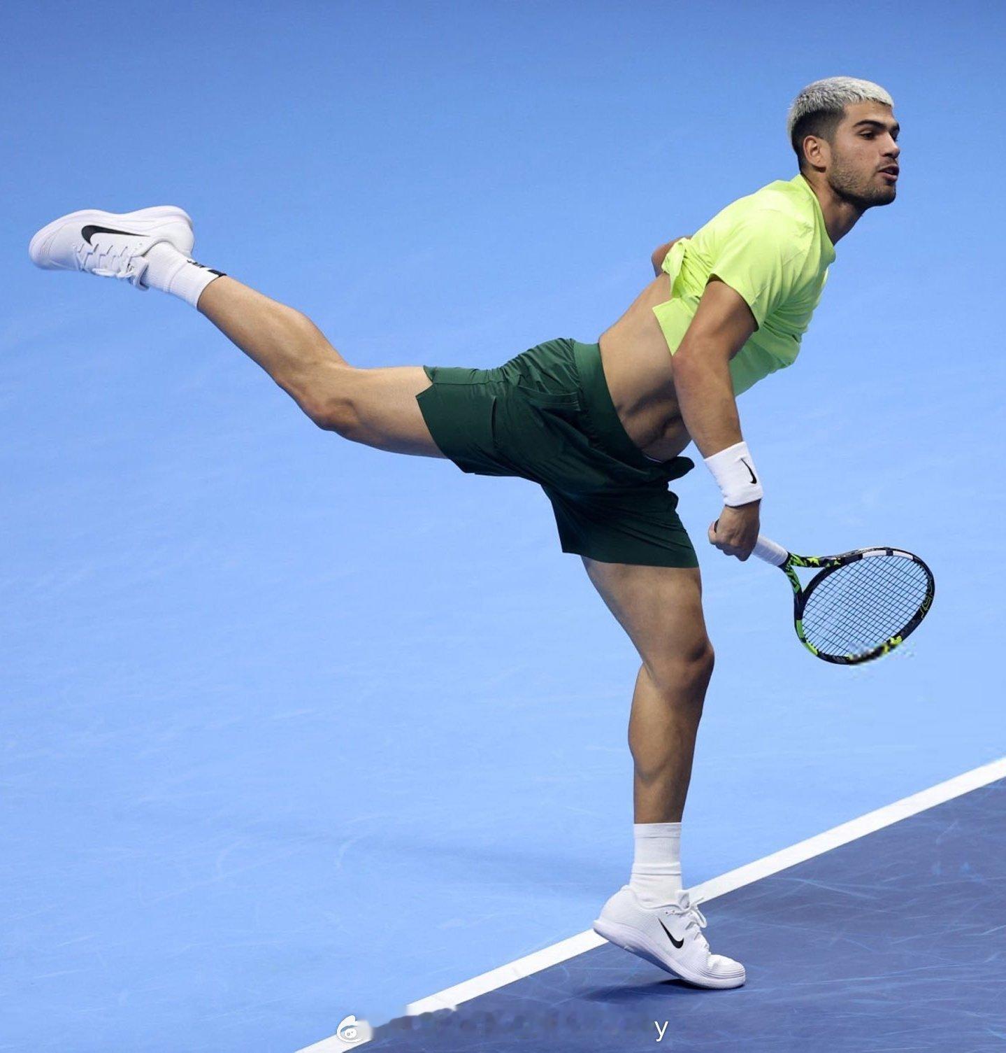 阿尔卡拉斯在都灵年终总决赛半决赛以6-2、6-4淘汰阿利亚西姆，职业生涯首进AT