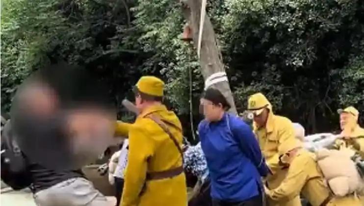 大爷看戏太入戏，当场怒打演鬼子的演员！

近日，一段实景演出的视频火遍全网。
安