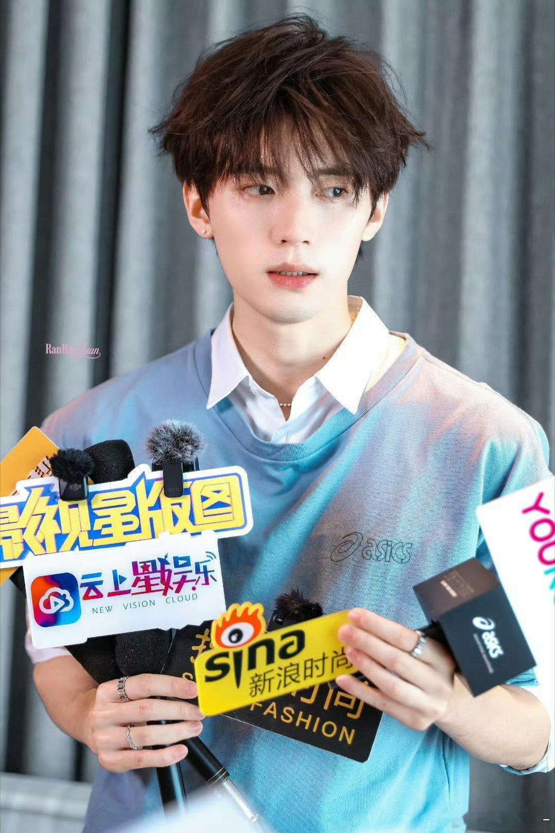 周翊然成都高温生图也太能打了周翊然隔着网给粉丝打招呼37℃高温双层穿搭依旧从容，