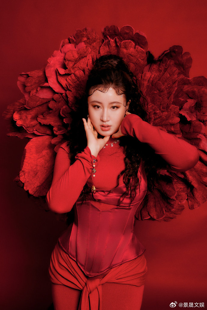 这下都知道锤娜丽莎本名了好听又有韵味的本名，和她有趣的灵魂太相配了，原来在搞笑的