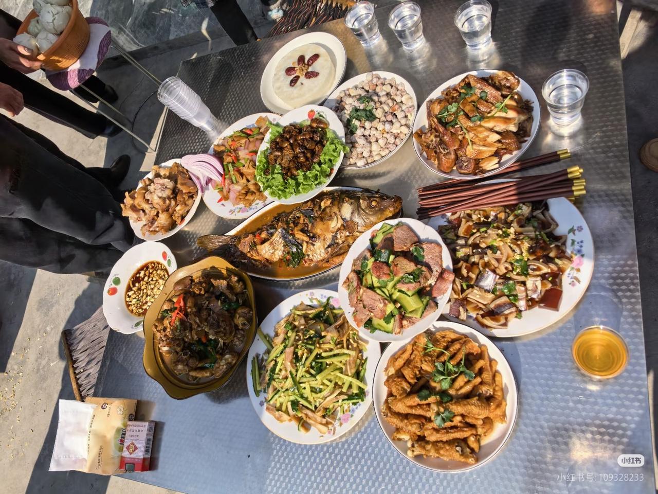 起床到底是先喝水还是先吃饭? 起床后先喝水还是先吃饭，我站先喝水。经过一夜睡眠，