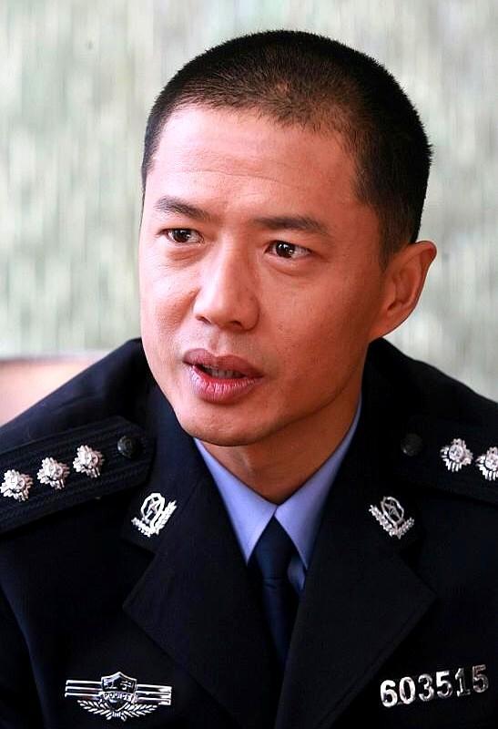 现在的国产刑侦剧终于不把观众当傻子了，《悬案》开局直接把底牌掀给你看。

不玩猜