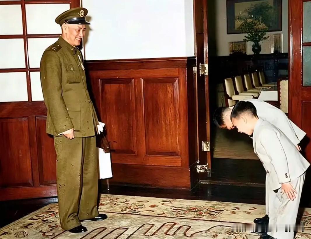 1952年春节，台北士林官邸，蒋介石与嫡孙蒋孝武、蒋孝勇的一张合影。孙子蒋孝武、