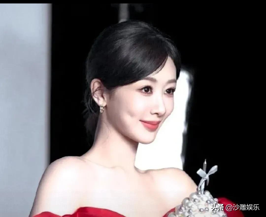 杨紫，激动发文！

3月11日深夜，杨紫突然在社交平台激动发文，直接把深夜的互联