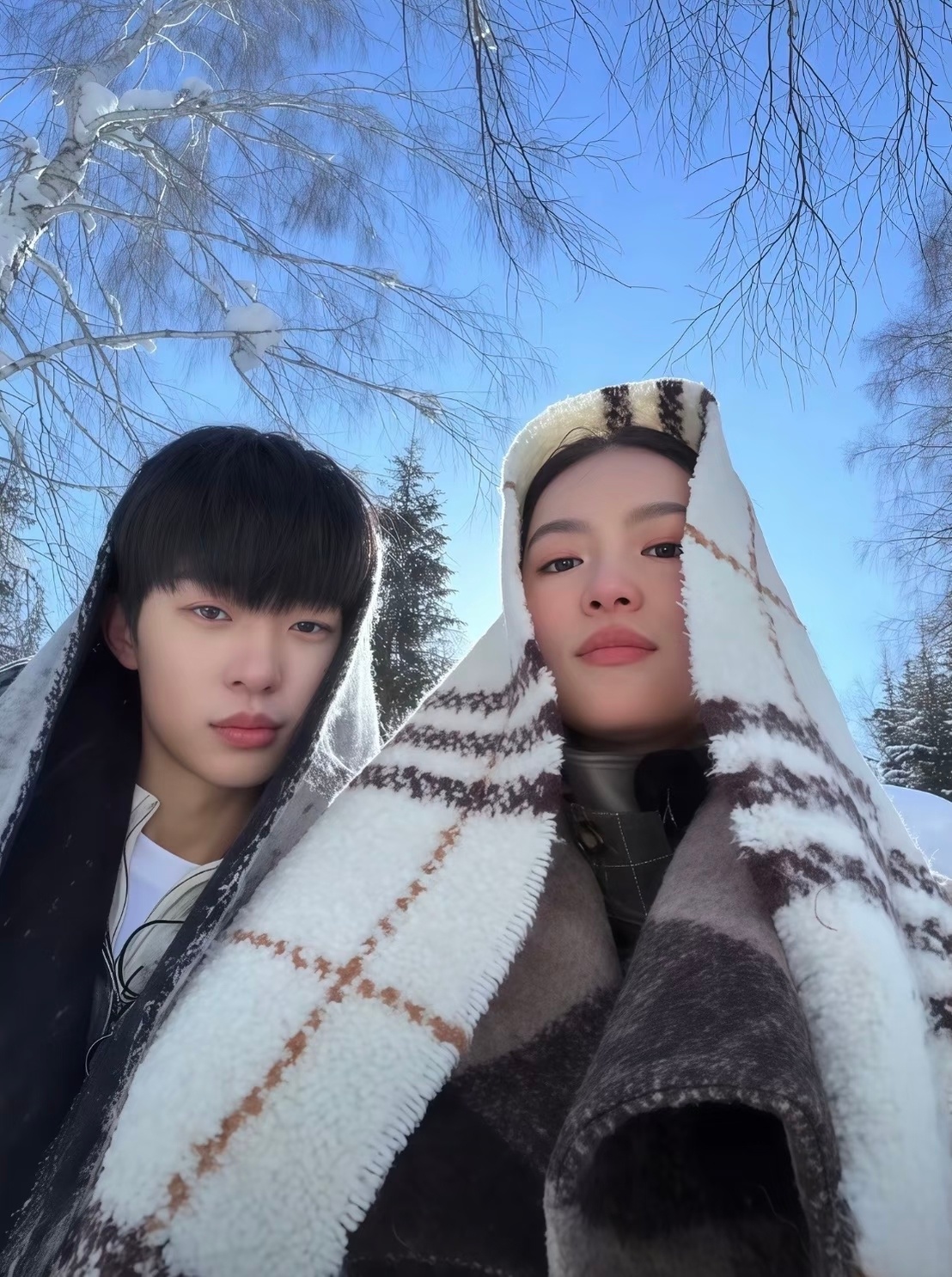 喜笑颜凯   😭颜凯合照越来越多了 我的眼睛为什么也湿了 