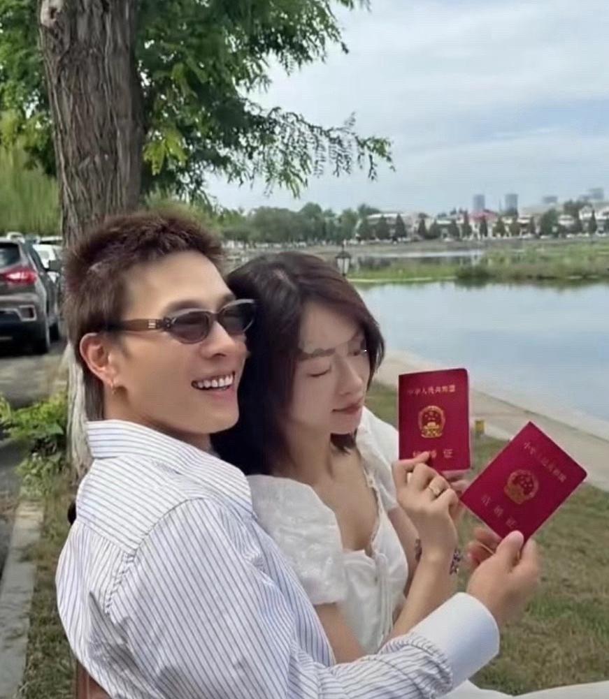 吴谨言的路人缘都要败光了，在人气最高的时候嫁给了都是黑料的洪尧，现在还被拍到洪尧