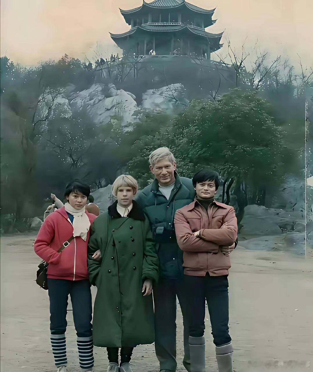 马云当年的打扮，不会真的有人相信他说他自己是寒门吧 ​​​